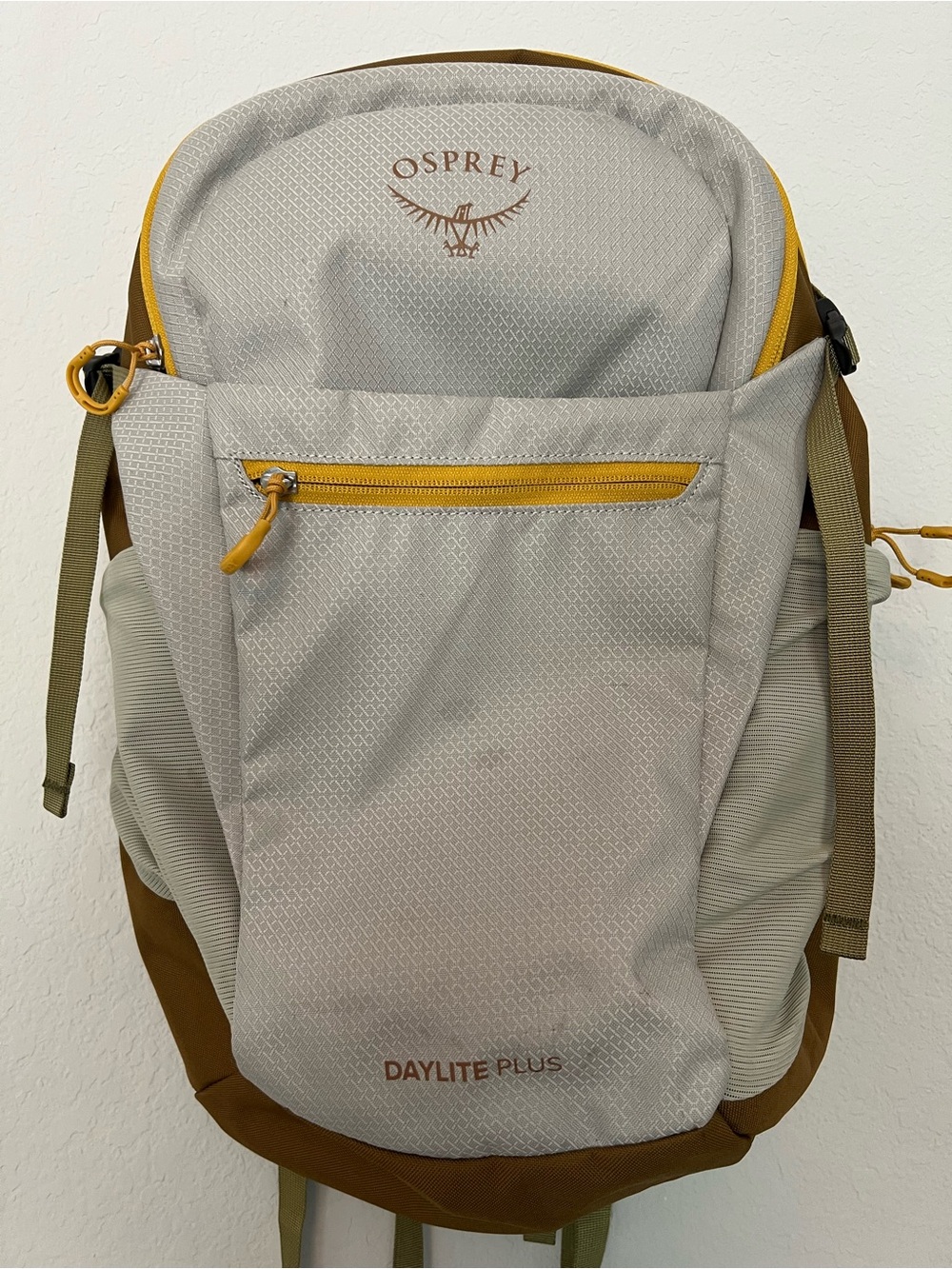 OSPREY Daylite Plus Backpack in Light Gray & Mustard